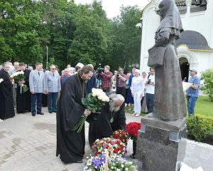 От них идёт веками свет.