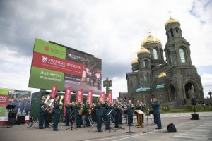 Звучала музыка у храма