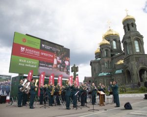 Звучала музыка у храма