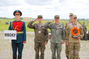 Чемпионы в полевой выучке снайперов.