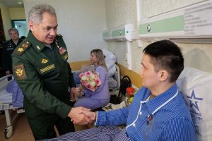 Отвлекая огонь на себя, спасал сослуживцев