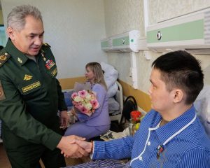 Отвлекая огонь на себя, спасал сослуживцев