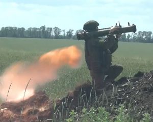 Противник всё чаще стремится унести ноги.