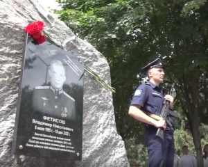 Принял огонь противника на себя.