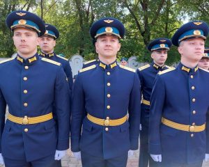 Лейтенант Вадим ТИМОТЫШ (в центре) на церемонии выпуска.