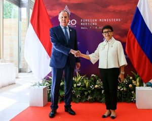 Министр иностранных дел РФ Сергей Лавров и министр иностранных дел Индонезии Ретно Марсуди во время встречи в рамках заседания глав МИД стран «Группы двадцати», 8 июля.
