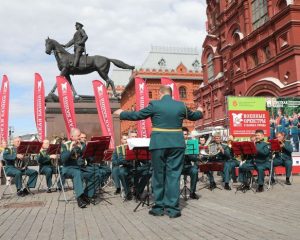 Музыка окрыляет души.