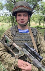 Гвардии старший лейтенант  Владимир Казаренко.