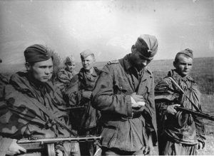 Советские разведчики с пленённым ими немецким ефрейтором, 1944 г.