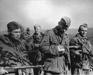 Советские разведчики с пленённым ими немецким ефрейтором, 1944 г.