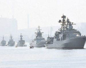 Мы в кильватерном гордом строю.