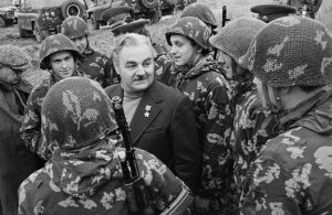 В.В. КАРПОВ среди бойцов разведывательного подразделения в районе учения в Белоруссии, 1981 г.