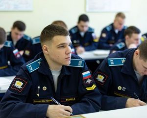 По увлекательной дороге, ведущей к заветной мечте.