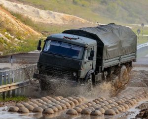 На дистанцию выходят военные болиды.