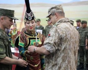 Конкурсантам в погонах подарили кадаки.
