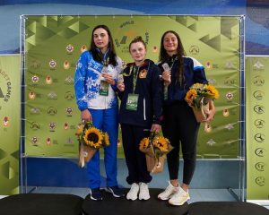 Алина Егорова (в центре) одержала верх на дистанциях 50 и 200 метров брассом. Фото пресс-центра ЦСКА.