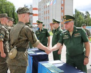 С заветной буквой «К» на плечах.