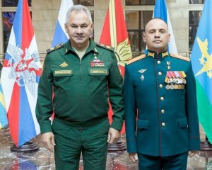 Храбрые и отважные воины защищают Отчизну