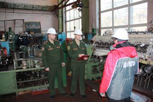 Военные прокуроры отдела надзора (за исполнением законов о противодействии коррупции) военной прокуратуры Восточного военного округа майор юстиции Антипенко А.Г. и капитан юстиции Стрыгин В.С. во время проверки на судоремонтном заводе,  г. Хабаровск, ноябрь 2018 г.