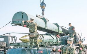 Тренировка погрузо-разгрузочных работ с учебным изделием. 2003 г.