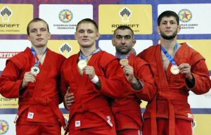 С золотой наградой старший лейтенант Фёдор ДУРЫМАНОВ