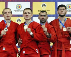 С золотой наградой старший лейтенант Фёдор ДУРЫМАНОВ