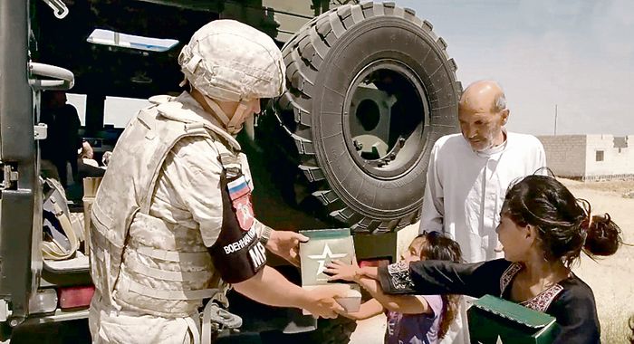 Российский ЦПВС продолжает гуманитарную поддержку сирийцев Военнослужащие Вооружённых Сил РФ передали продовольственные наборы жителям трёх провинций САР