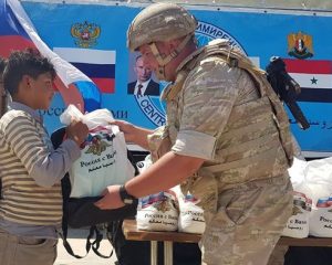 Российские военнослужащие доставили продовольственные наборы жителям провинции Дейр-эз-Зор