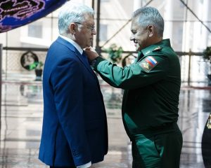 Министр обороны РФ генерал армии Сергей Шойгу вручает Золотую Звезду Героя России главе Концерна ВКО «Алмаз – Антей», выпускнику Военного финансово-экономического факультета при Государственной финансовой академии Яну Новикову.