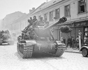 ИС-2 29-го гвардейского тяжёлого танкового полка вступает во Львов, июль 1944 года.