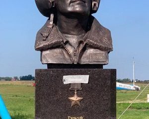Сражавшемуся в небе Донбасса.
