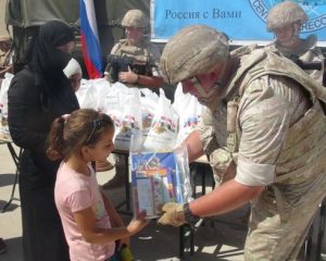 Российские военнослужащие доставили продовольственную помощь в посёлок Хсарат