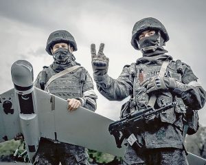 Российские военнослужащие, выполняющие задачи специальной военной операции, знают, что по всей стране и за её пределами проходят масштабные акции в их поддержку. Бойцы искренне благодарят за тёплые слова и передают огромный привет на Родину. Vсё обязательно будет хорошо!