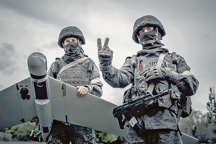 Российские военнослужащие, выполняющие задачи специальной военной операции, знают, что по всей стране и за её пределами проходят масштабные акции в их поддержку. Бойцы искренне благодарят за тёплые слова и передают огромный привет на Родину. Vсё обязательно будет хорошо!