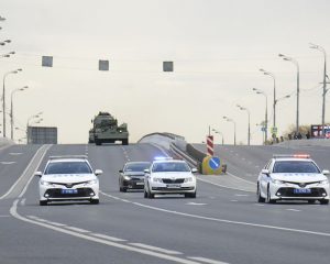 Обеспечить безопасность на дорогах – их задача