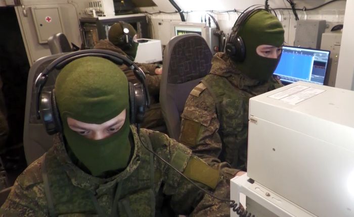 Поддерживая непрерывность управления войсками