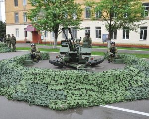 При тесном сотрудничестве военной науки и промышленности.