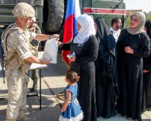 Российские военнослужащие доставили продовольствие жителям провинции Ракка.
