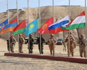 Плечом к плечу в едином боевом строю.