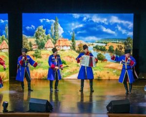 И песня готова на бой….