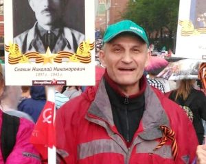 Внук возвратил деда домой.