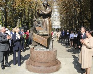 «Мадам Пенициллин» склонилась над пробирками.