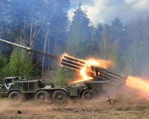 Мощными огневыми ударами поражаем врага.