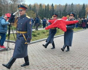 С воинскими и духовными почестями