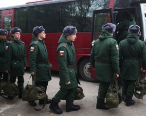 Новобранцы становятся в строй.