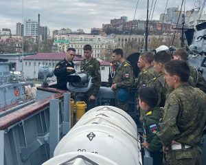 На именном корабле – земляки Героя.
