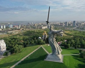 Там Родина-мать на подвиг зовёт своих сыновей