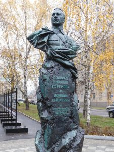 Через призму прошлого видеть будущее