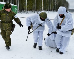 С неразлучным своим пулемётом.