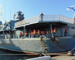 Момент швартовки большого противолодочного корабля «Адмирал Трибуц».